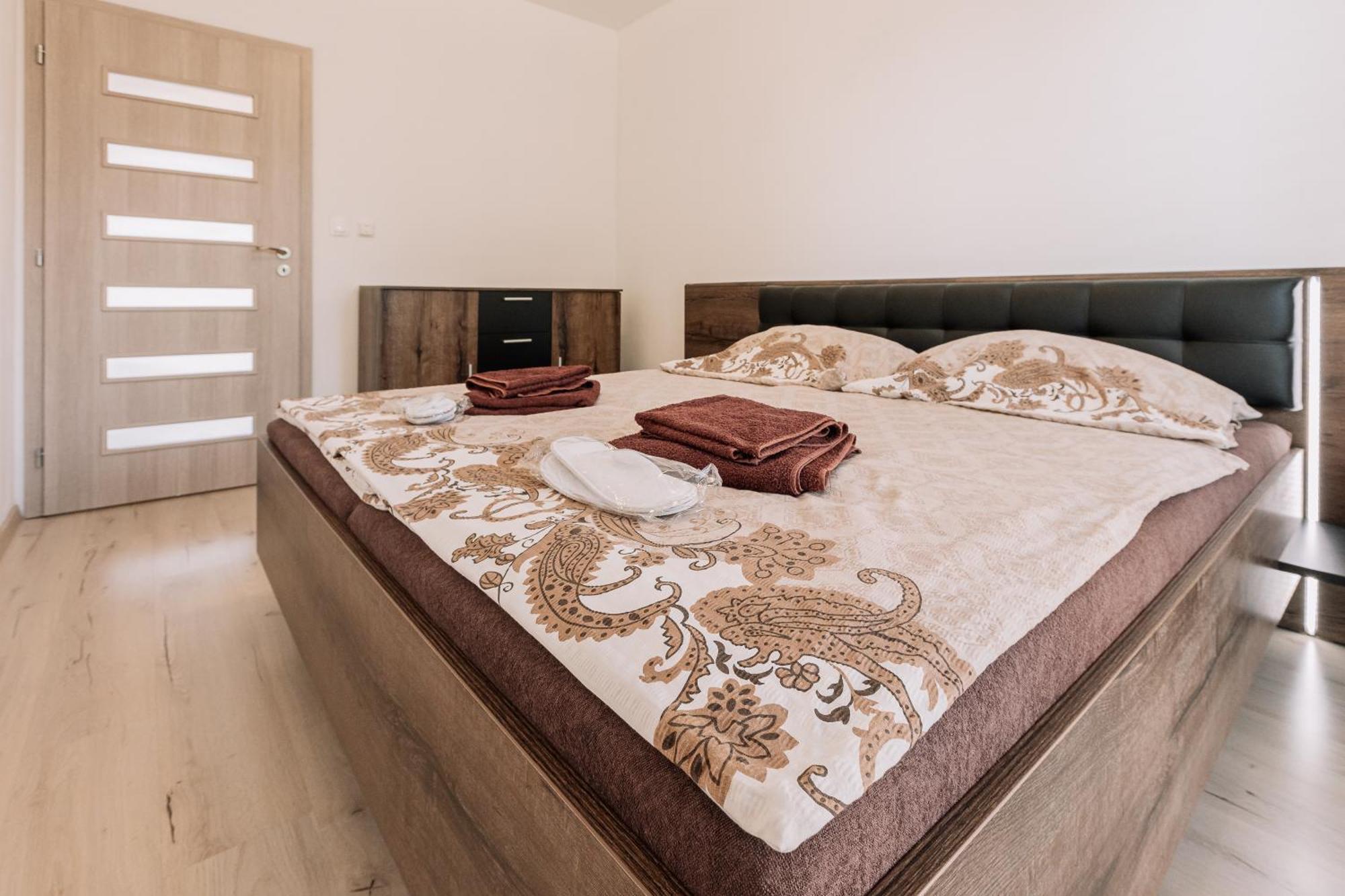 Sunrise Apartments Senec Esterno foto